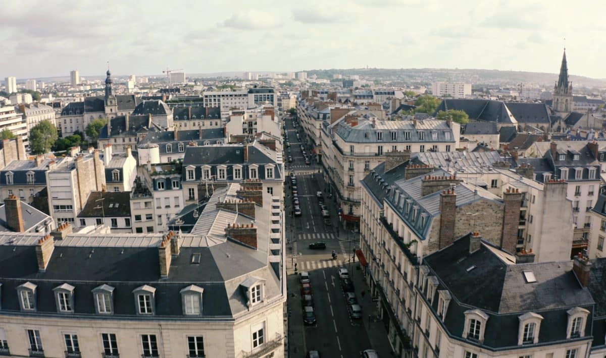 Vue aerienne de Rennes avec rues et immeubles