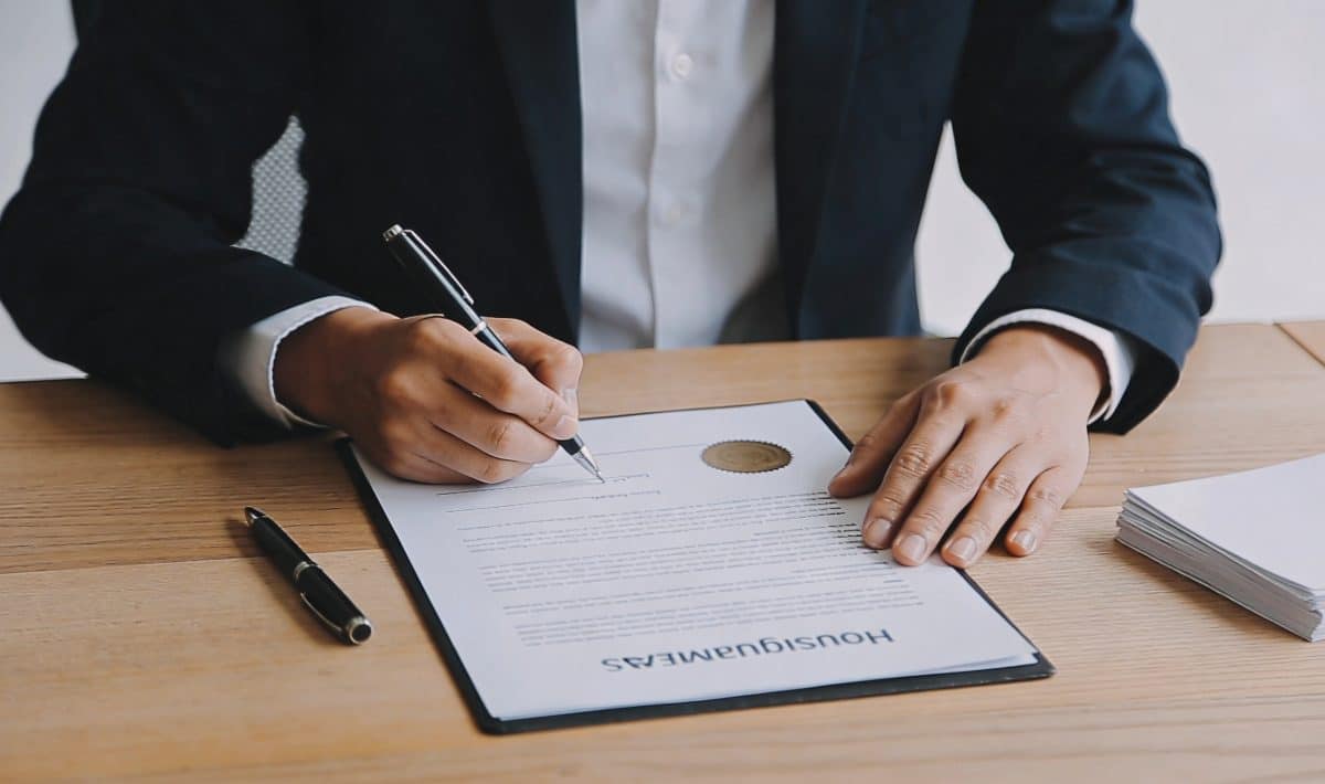Membre de commission signant un accord de logement