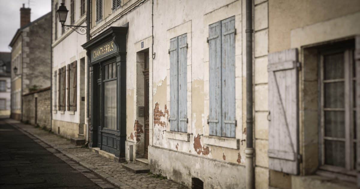 Rue sombre de Chatellerault avec immeubles defraichis