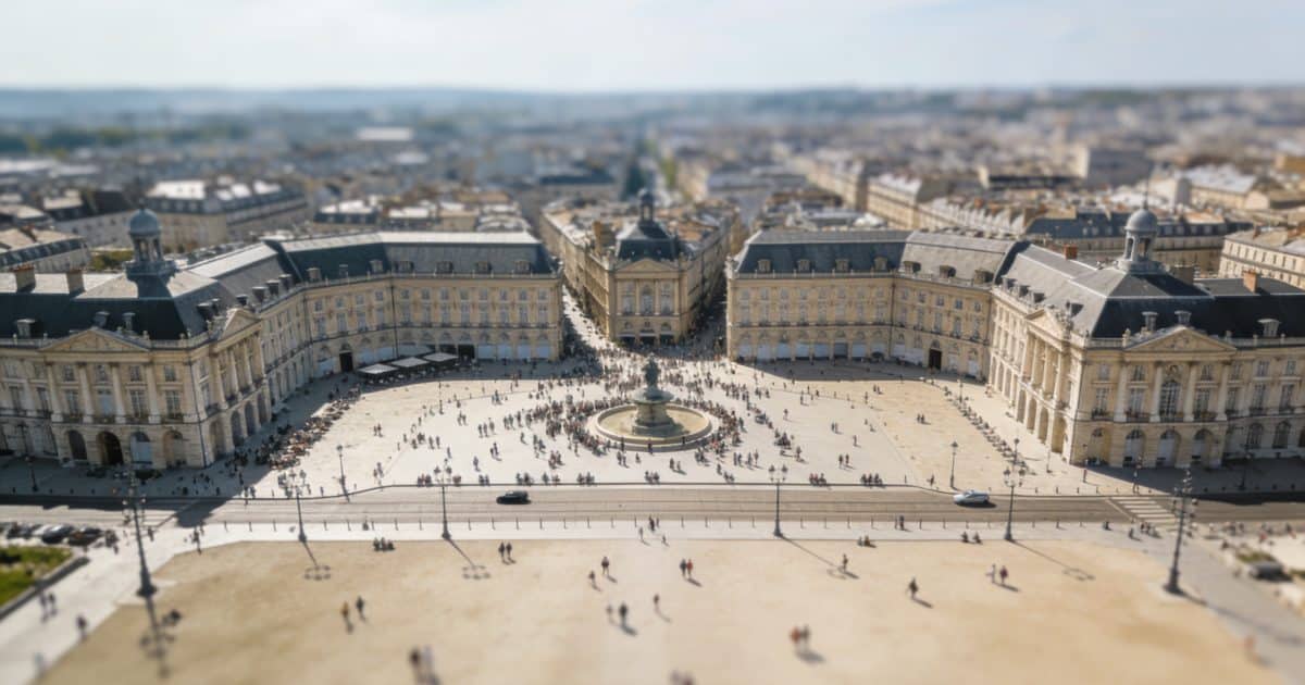 Vue aerienne du centre de Bordeaux avec foule