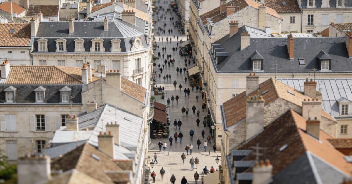 Vue aerienne de Dijon avec foules dans les rues