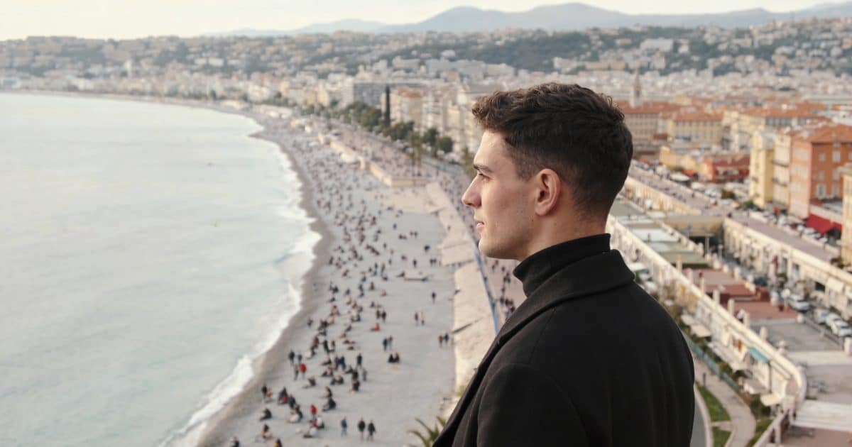 Vue aerienne de Nice avec foule sur promenade