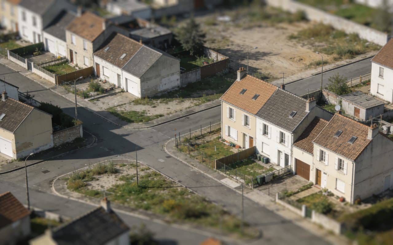 Vue aerienne de quartiers defavorises de Creil