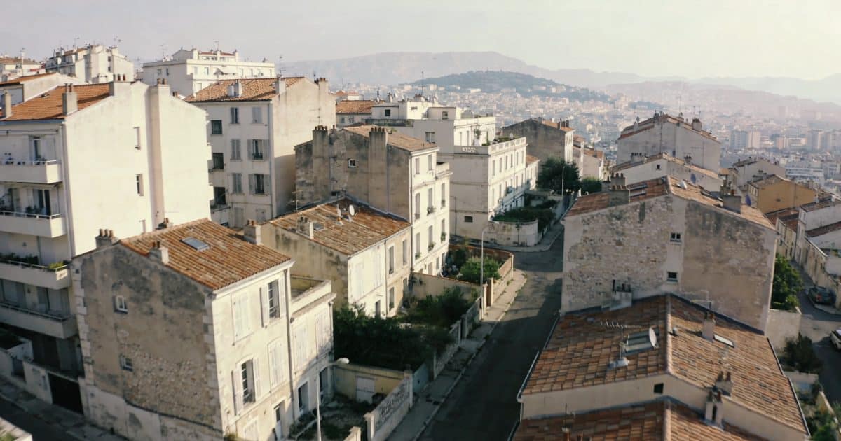 Vue aerienne de quartiers defavorises de Marseille