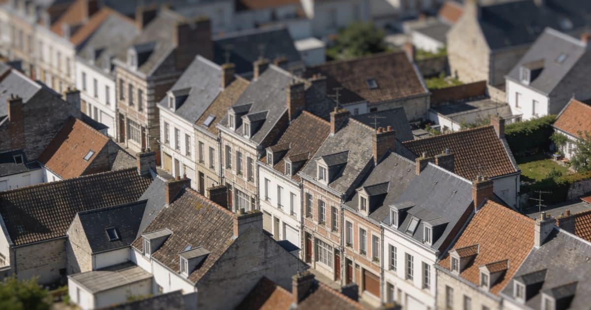 Vue aerienne de Saint Omer avec maisons serreées