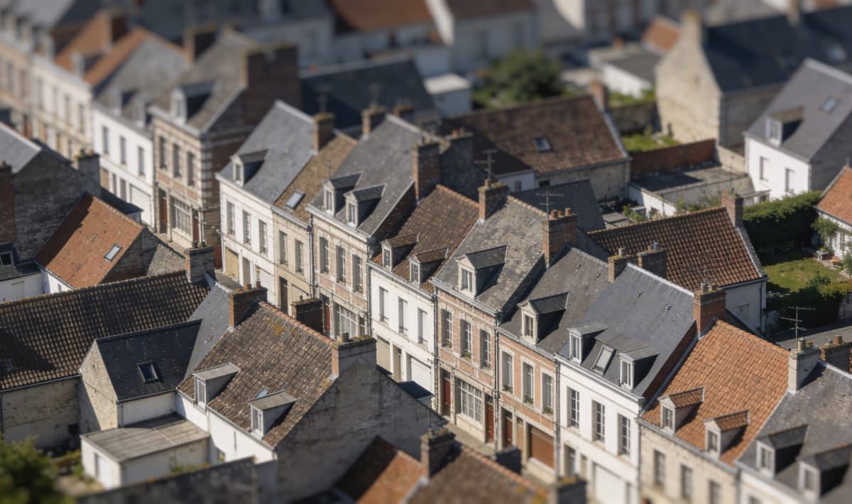Vue aerienne de Saint Omer avec maisons serreées