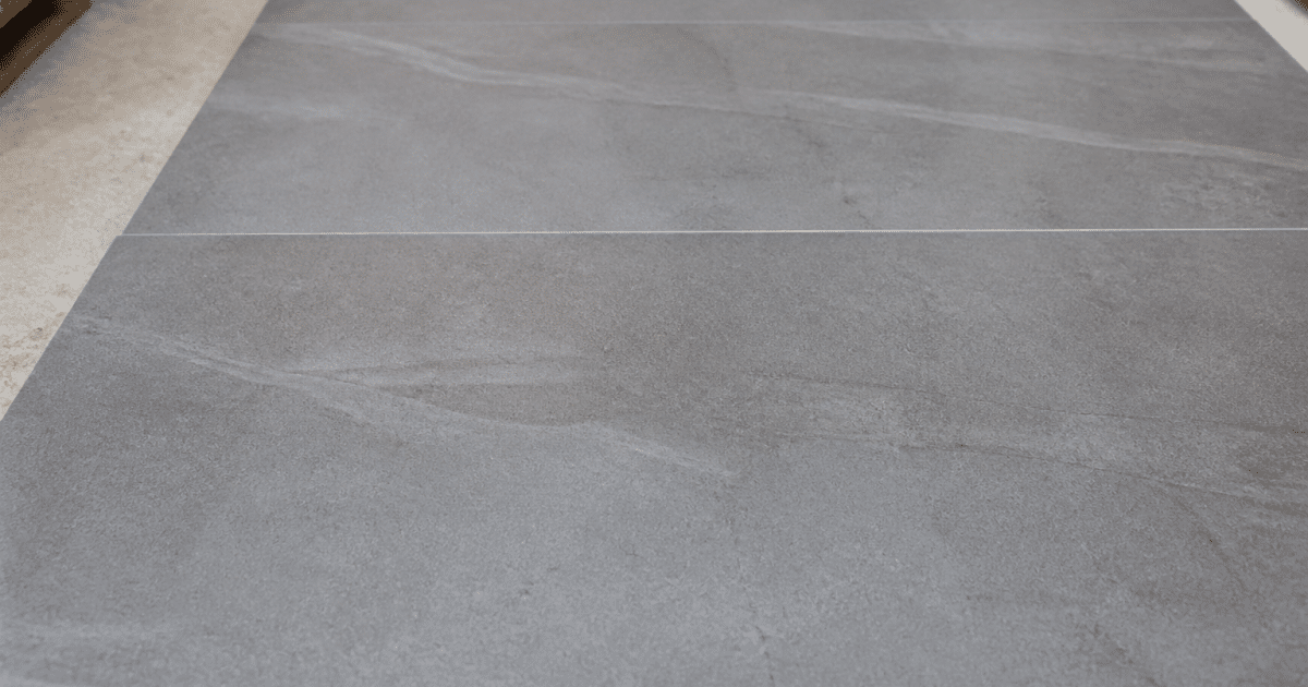 Carreaux gres cerame titanium poses horizontalement sur surface plane