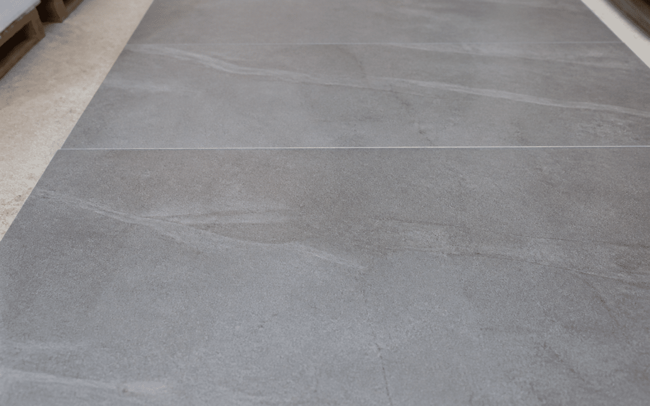 Carreaux gres cerame titanium poses horizontalement sur surface plane