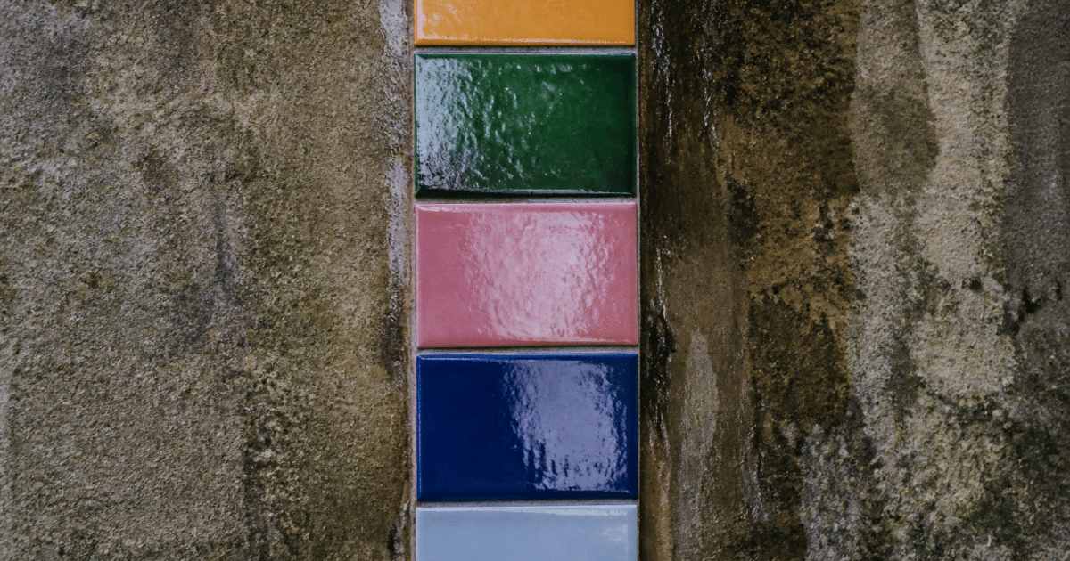 Carreaux colores disposes verticalement sur paroi humide