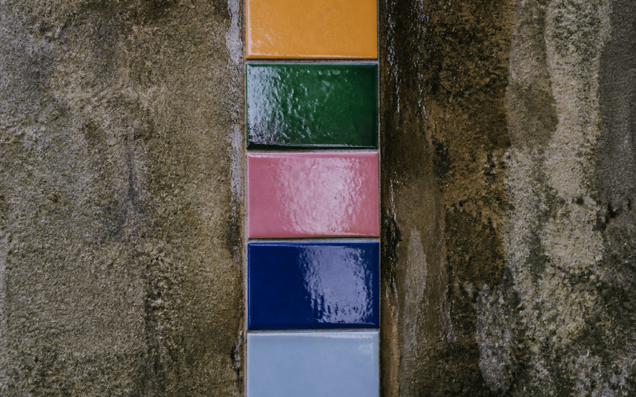 Carreaux colores disposes verticalement sur paroi humide