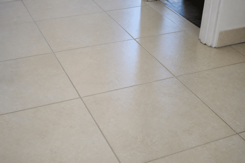Carrelage propre avec joints rebouchés avant travaux