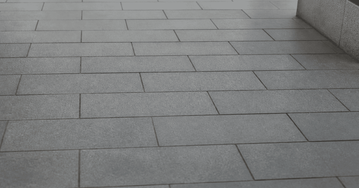 Carreaux rectangulaires gris posés en rangees droites alignées
