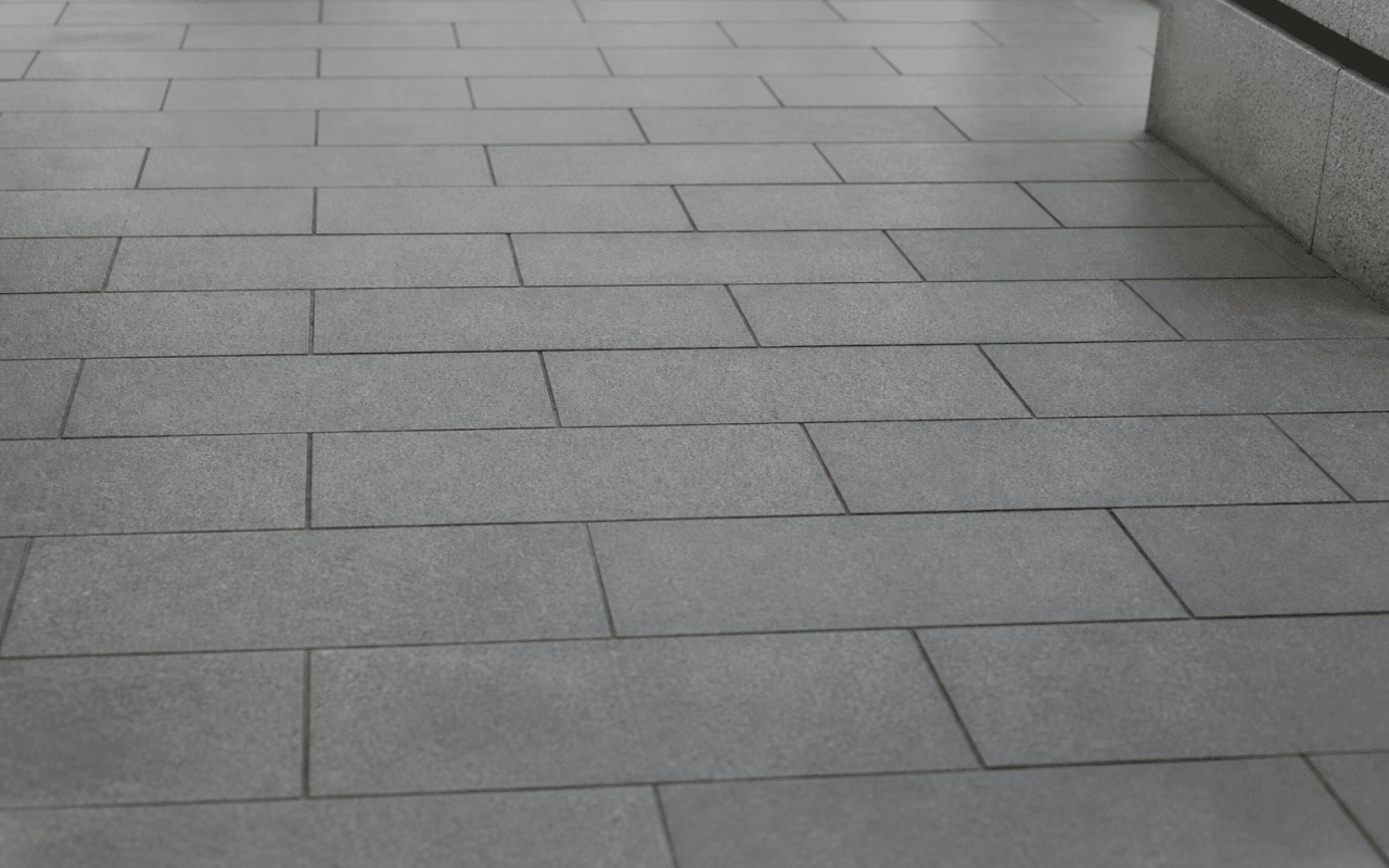 Carreaux rectangulaires gris posés en rangees droites alignées