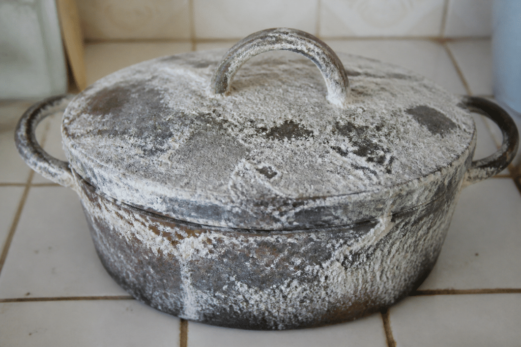 Casserole oxydee couverte de pate blanche epaisse