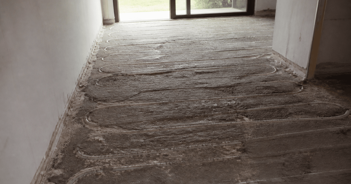 couche de chape grise recouvrant tubes chauffants apparents