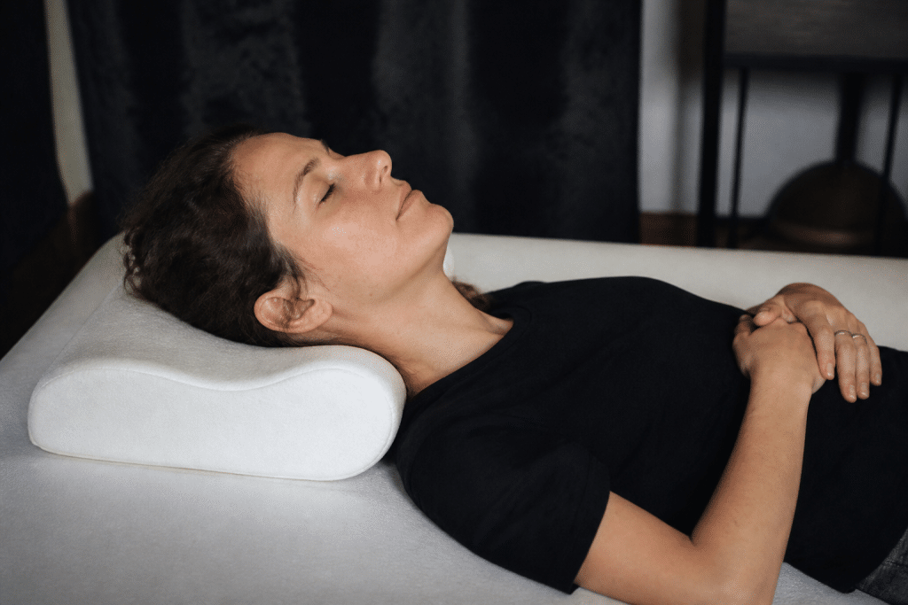 Patient allongé sur coussin mousse dense blanc
