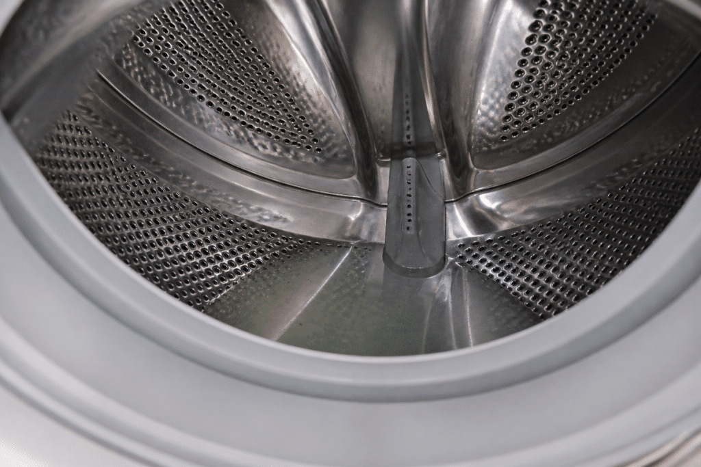 Eau stagnante visible au fond cuve machine laver