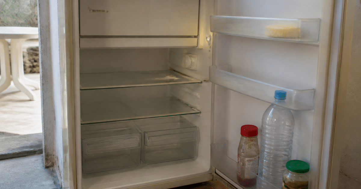 refrigerateur ouvert avec compresseur actif mais interieur tiede