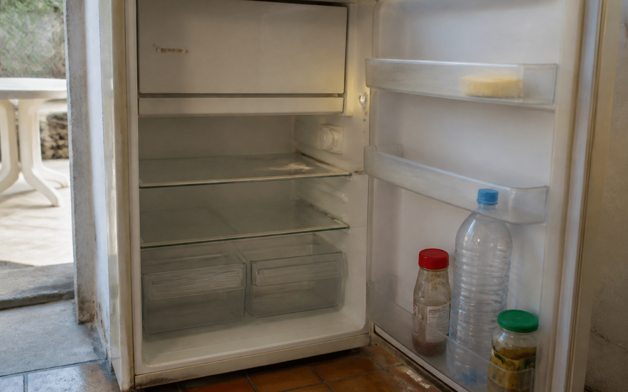 refrigerateur ouvert avec compresseur actif mais interieur tiede