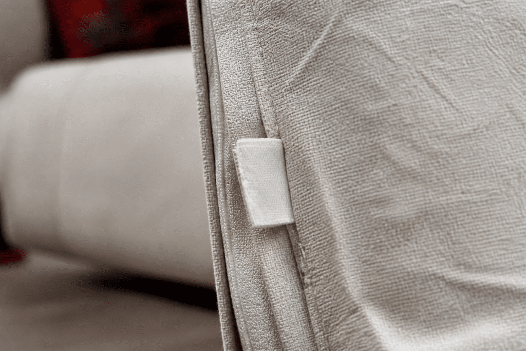 Etiquette de lavage cousue sur housse de canape detachable