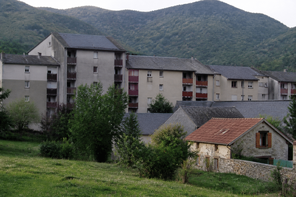 Immeubles collectifs et maisons individuelles dans villages montagnards occitans