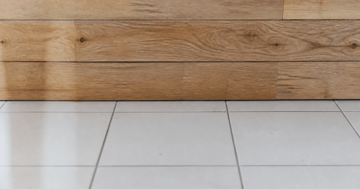 Lames de bois posees horizontalement sur carreaux blancs