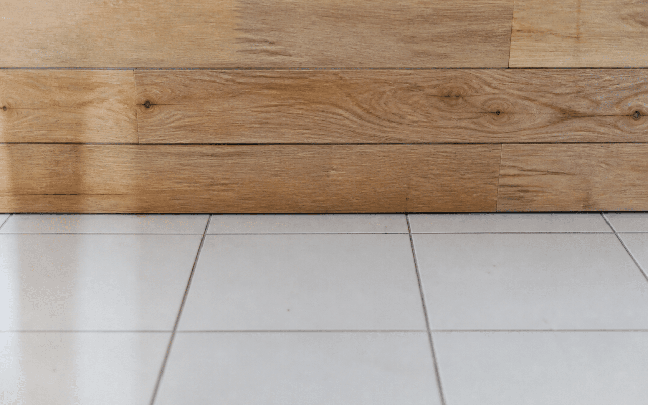 Lames de bois posees horizontalement sur carreaux blancs