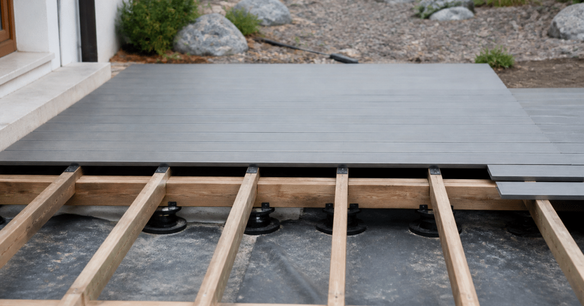Lames composite gris sur lambourdes espacees regulierement