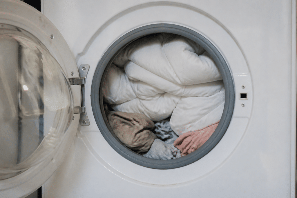 Machine à laver avec couette et vêtements légers mélangés