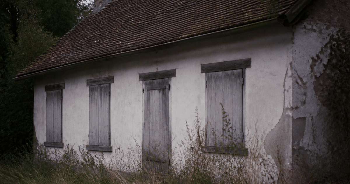 Maison vide et fermee avec volets clos, abandonnee