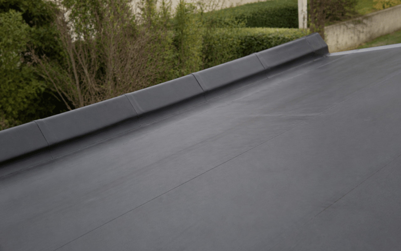 Membrane etanche elastoseal ultraposee sur surface toiture inclinee