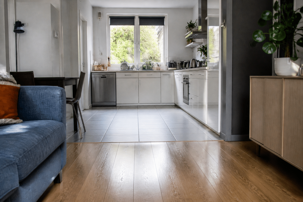 Interieur propre avec surfaces de nettoyage variees