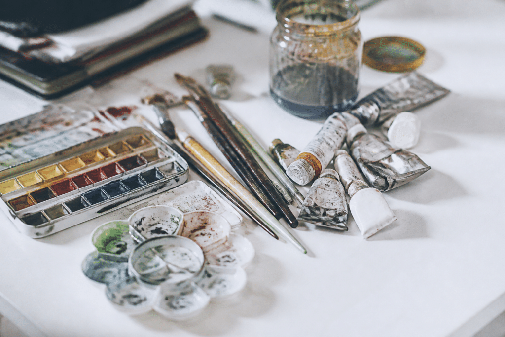 Outils de peinture et fournitures disperses sur surface blanche