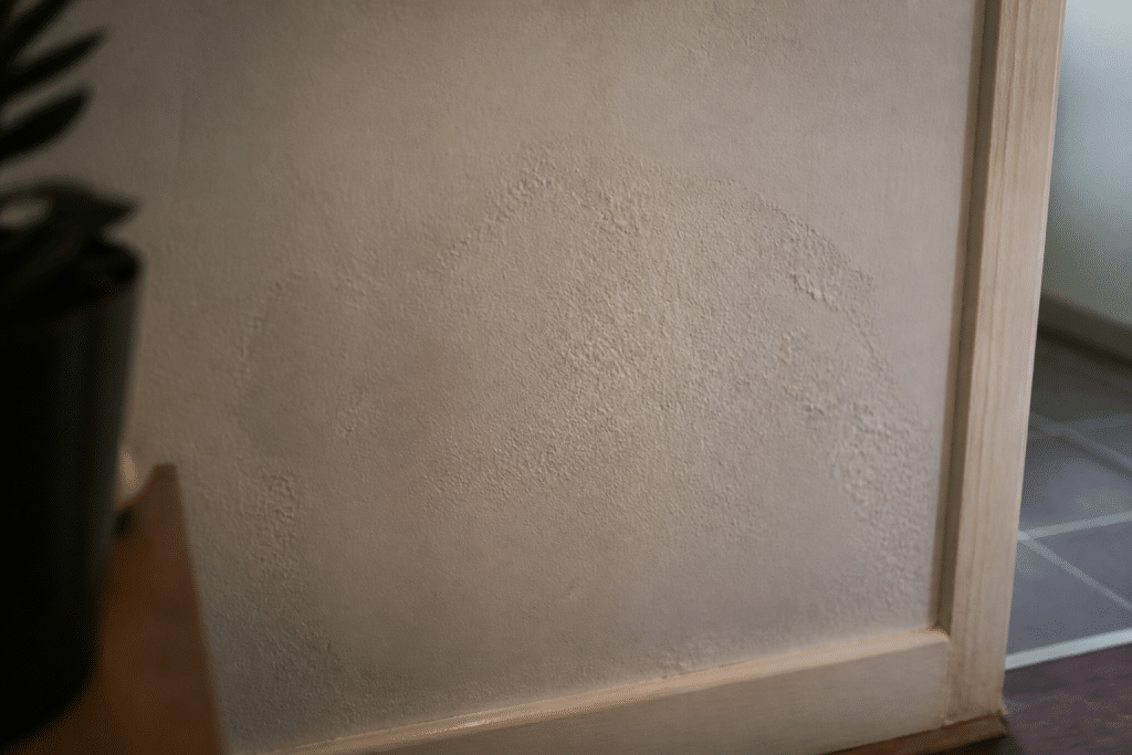Condensation sur mur humide pres salle eau