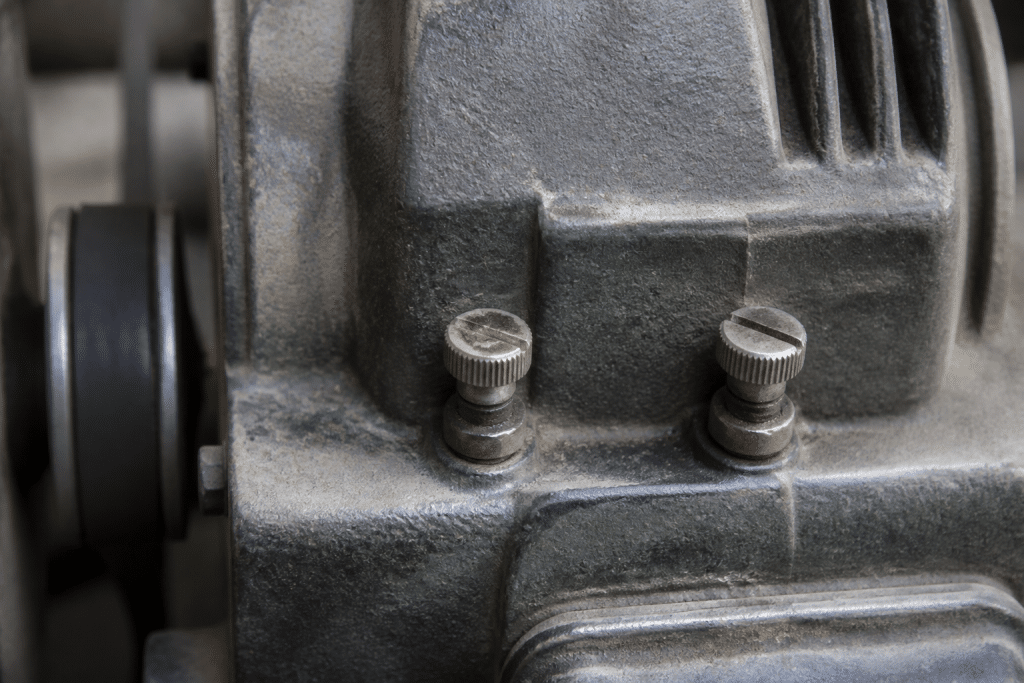 Deux vis de reglage metalliques sur moteur electrique expose