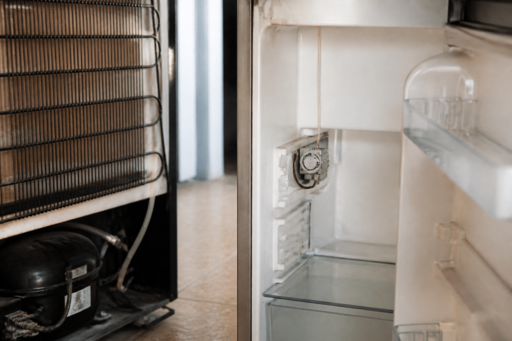 Thermostat de refrigerateur avec porte ouverte et condenseur