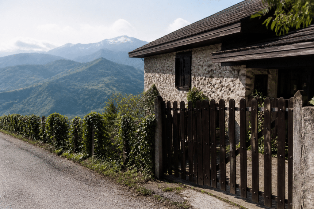 Maison secondaire avec panneau fiscal devant paysage montagneux