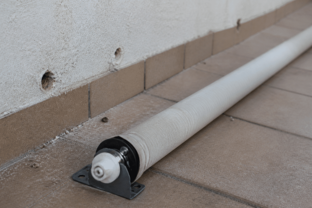 Tube enrouleur de store detache du mur blanc