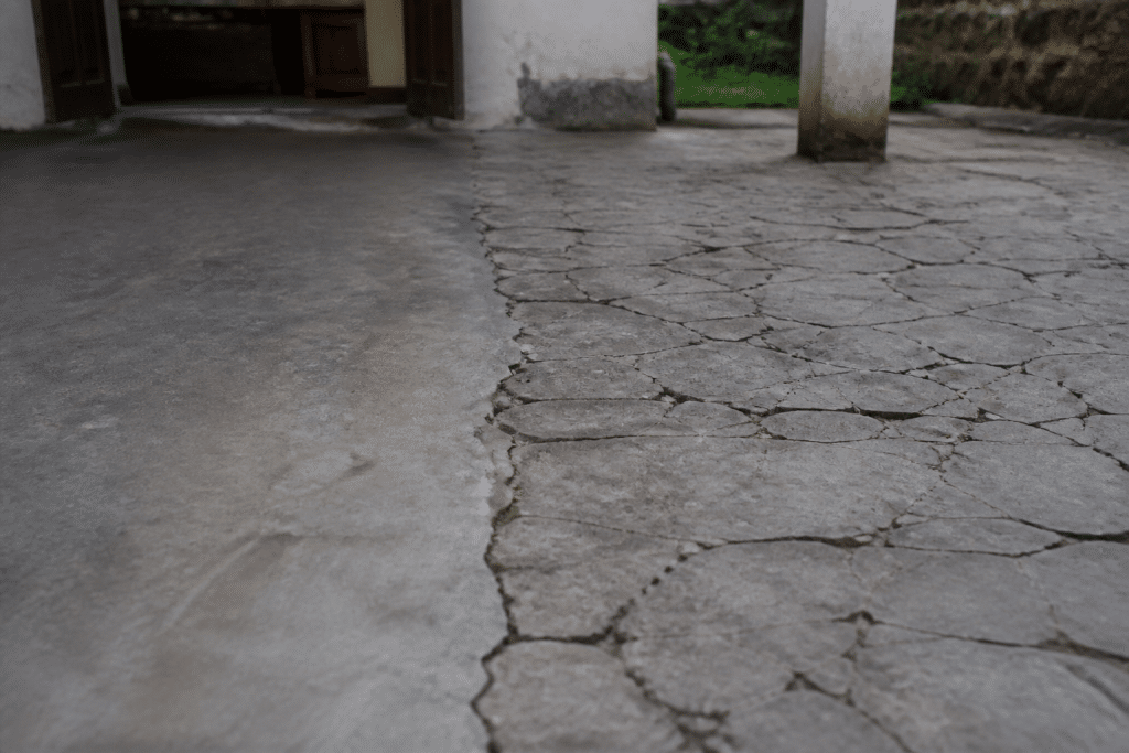 Deux surfaces de sol montrant fissures et planéité différentes