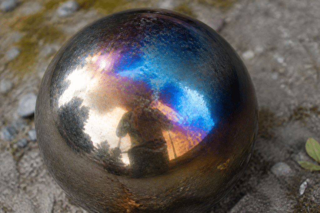 Surface metallique brillante avec marques bleu-dore multicolores.