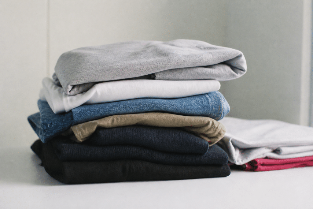 Pile de vetements repasses empiles sur surface blanche