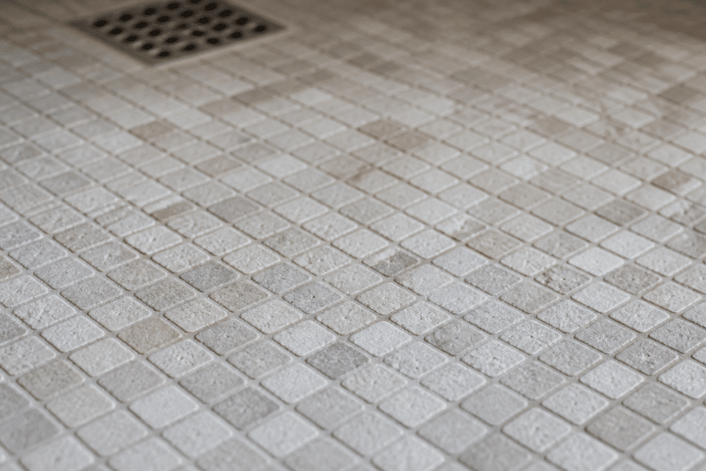 Petites tesselles ceramique texturees pour sol douche